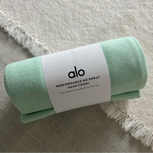 ALO Yoga Accessories - alo yoga performance no sweat hand towel